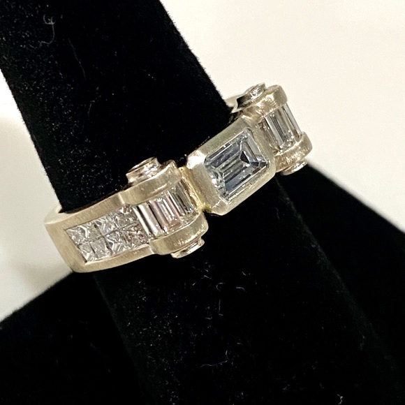 Diamond And White Gold Ring - Picture 3 of 4